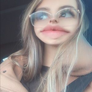 Meet your Posher, Alexis